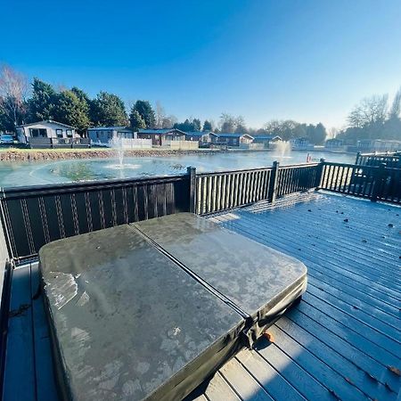 Loki'S Retreat Lodge With Hot Tub ยอร์ค ภายนอก รูปภาพ