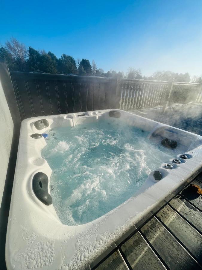 Loki'S Retreat Lodge With Hot Tub ยอร์ค ภายนอก รูปภาพ