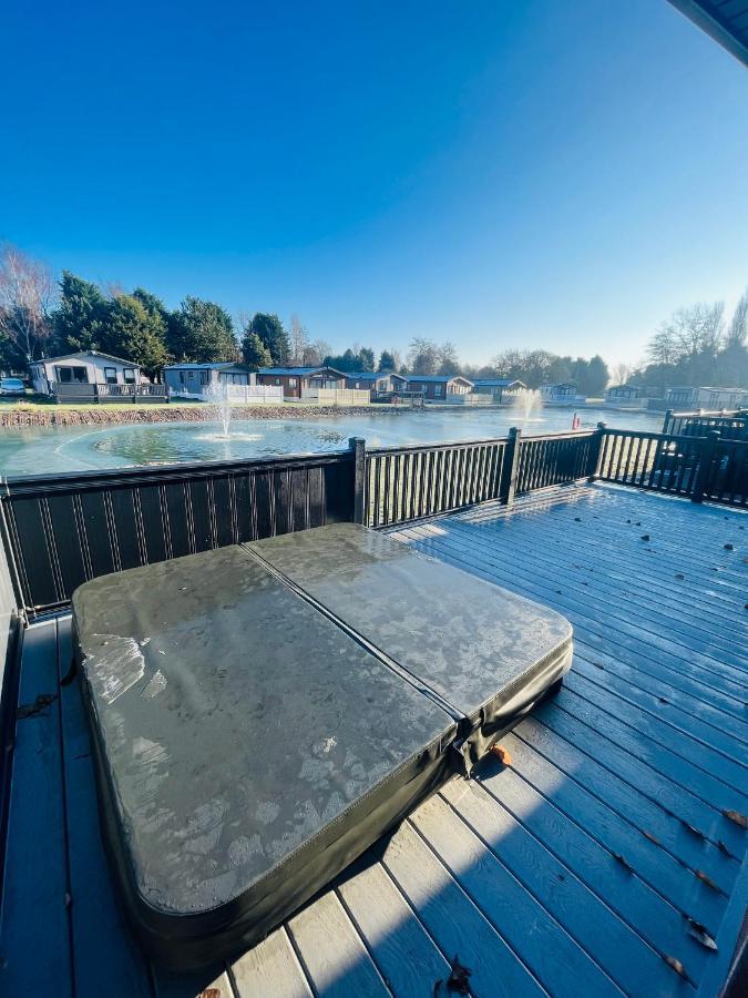 Loki'S Retreat Lodge With Hot Tub ยอร์ค ภายนอก รูปภาพ