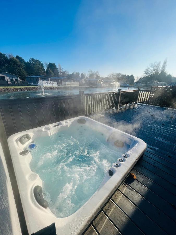 Loki'S Retreat Lodge With Hot Tub ยอร์ค ภายนอก รูปภาพ