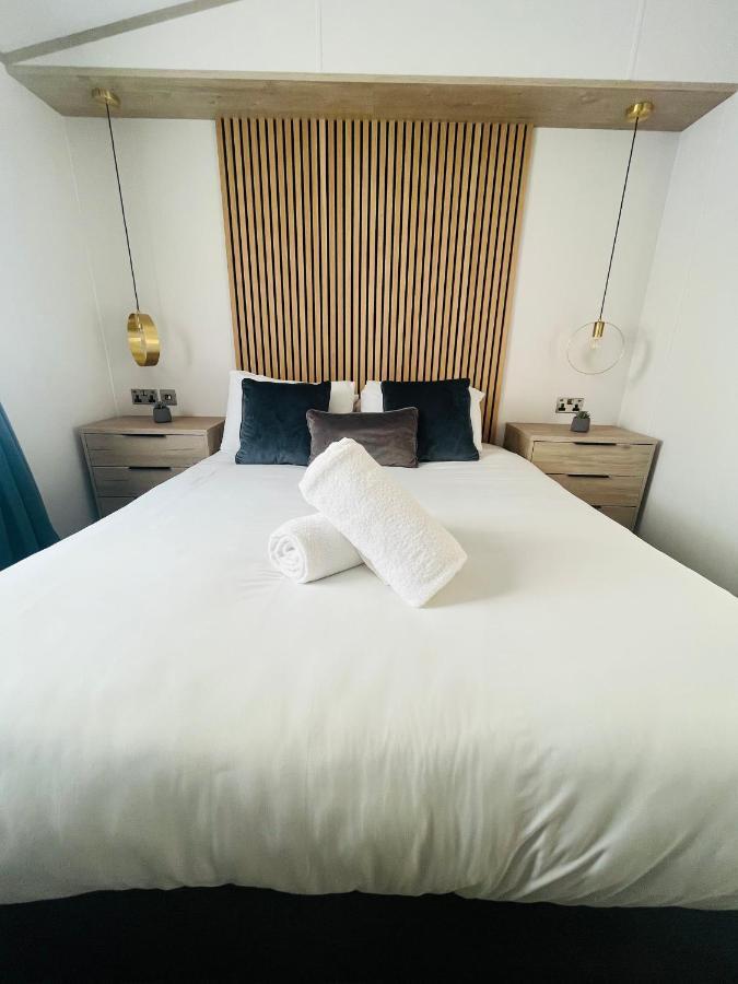 Loki'S Retreat Lodge With Hot Tub ยอร์ค ภายนอก รูปภาพ