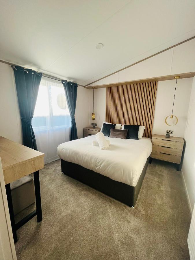 Loki'S Retreat Lodge With Hot Tub ยอร์ค ภายนอก รูปภาพ